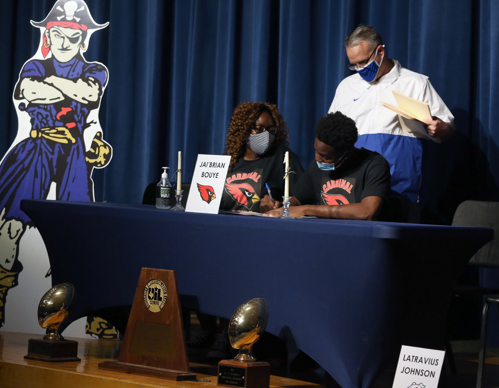 020421-wac-spt-lavega=signing-jl6.JPG